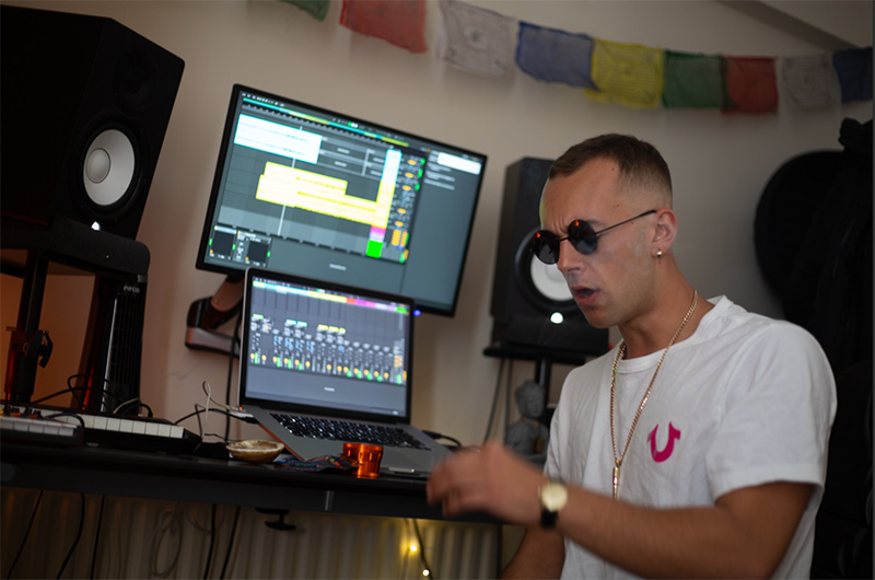 Ché Leader AKA Rivibes recording a new track in his home studio