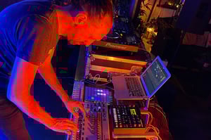 Alex Kearney performing live at Cosmic Kitchen