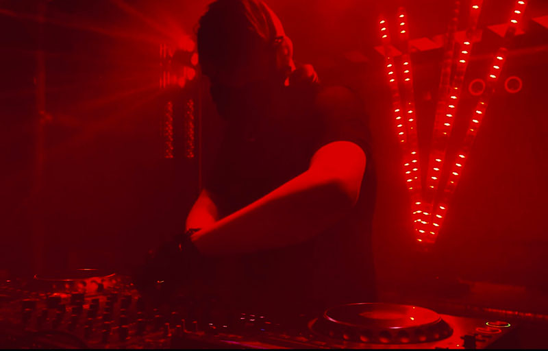 Grimmvulture DJing in a dark club