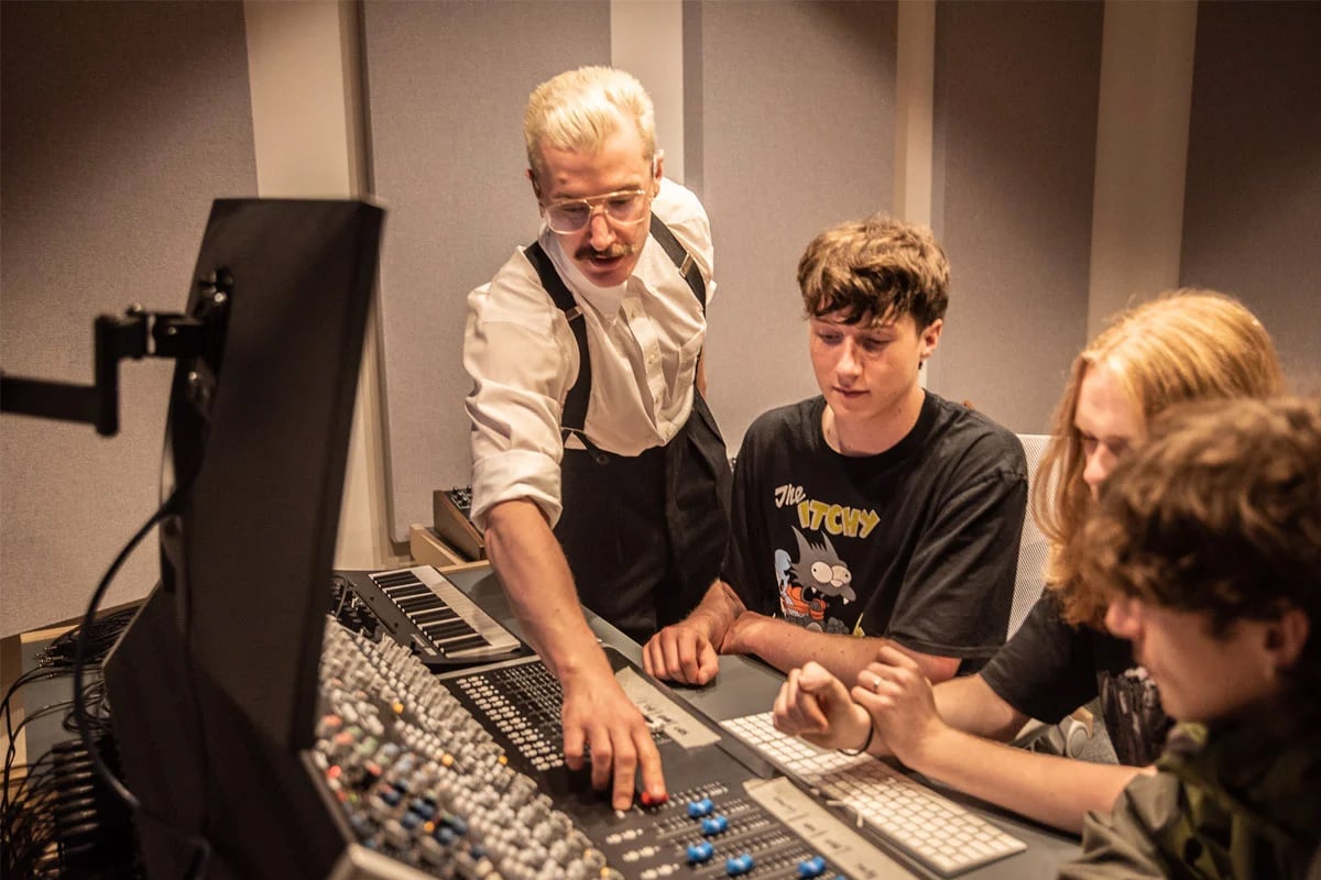 dBs tutor Tim Clerkin walking students through using a mixing desk-1